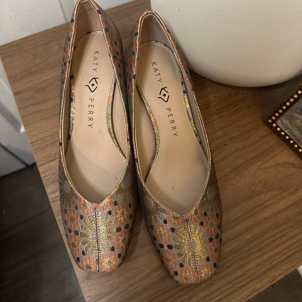 Katy Perry Laterr Floral Brocade Pumps Gold Statement Heel Regencycore Size 7 - Picture 3 of 10